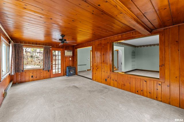 2019 11TH Street Place, East Moline, IL 61244