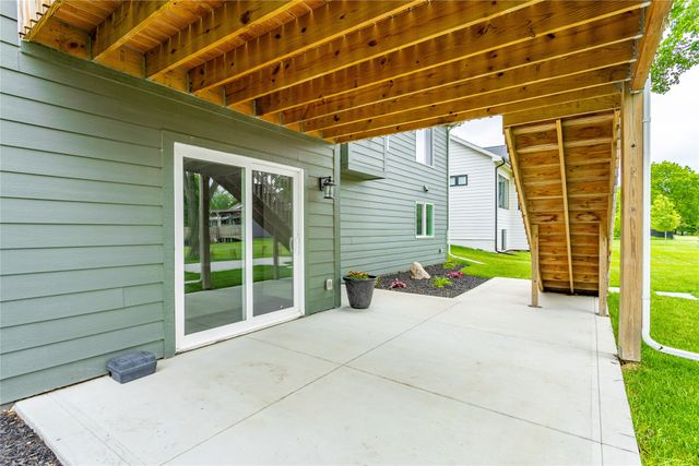 10922 Westport Drive, West Des Moines, IA 50266
