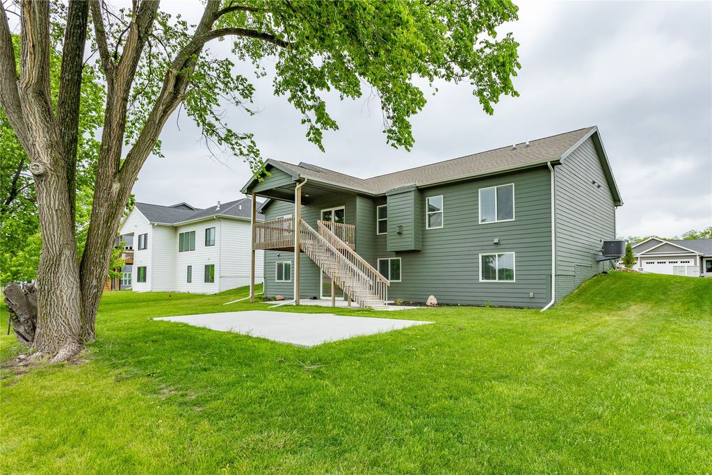 10922 Westport Drive, West Des Moines, IA 50266
