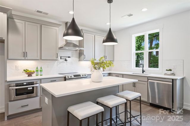 209 Coxe Avenue B, Charlotte, NC 28208