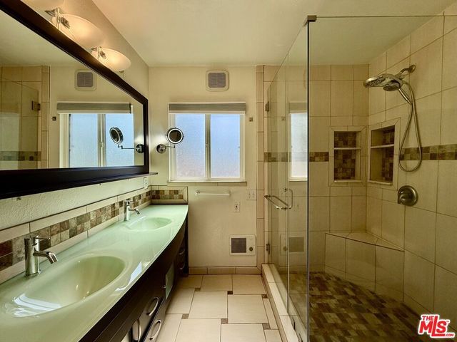 6205 Gentry Avenue, North Hollywood, CA 91606