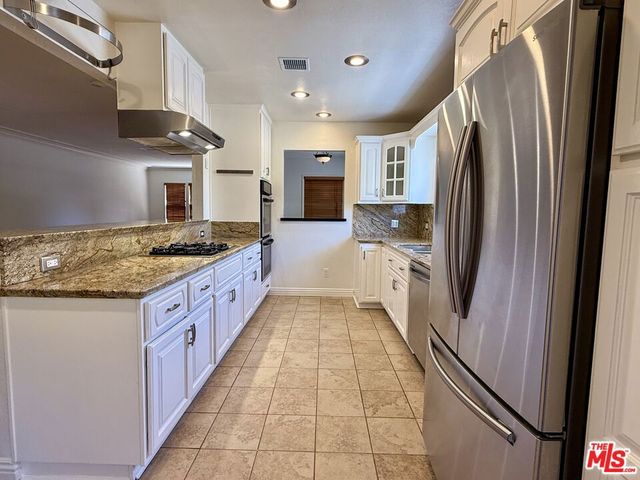 6205 Gentry Avenue, North Hollywood, CA 91606