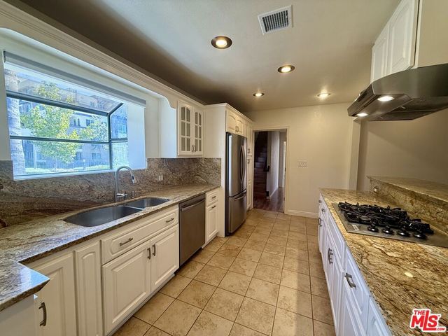 6205 Gentry Avenue, North Hollywood, CA 91606