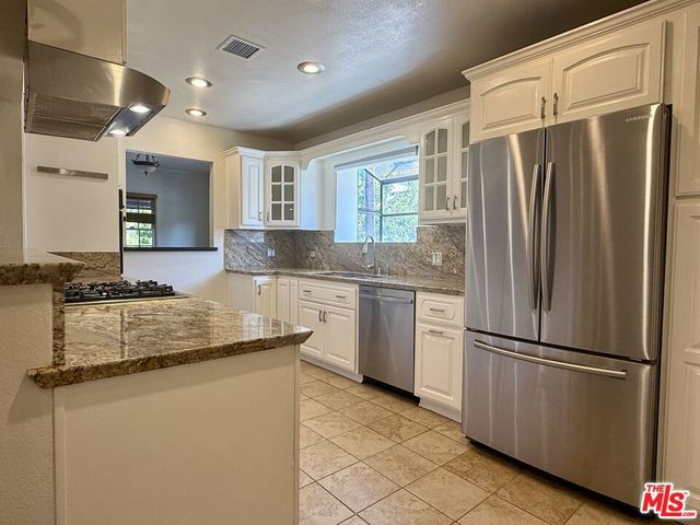 6205 Gentry Avenue, North Hollywood, CA 91606