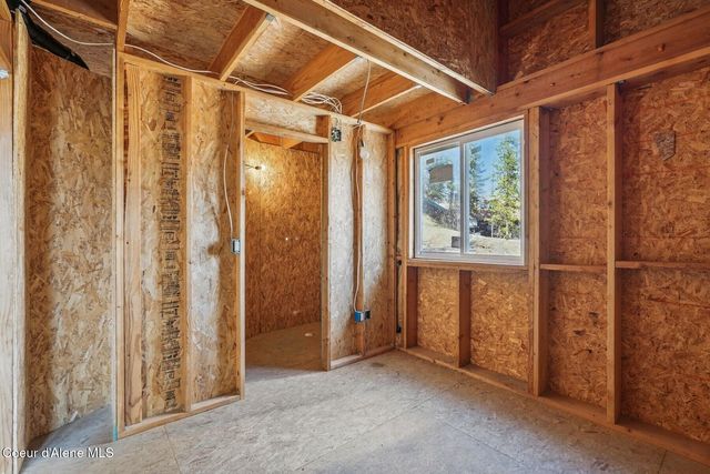 45 Parallel Run Rd, Sandpoint, ID 83864