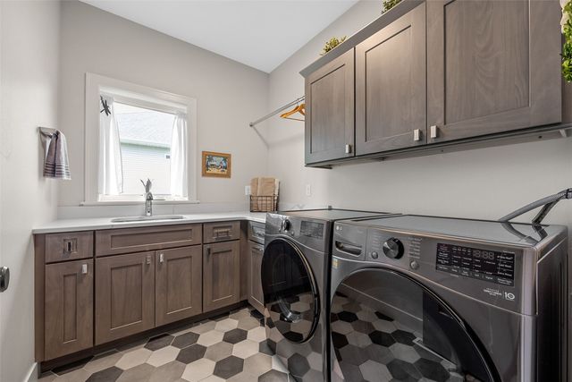 1352 Ava Cir, Iowa City, IA 52246