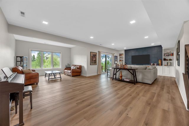 1352 Ava Cir, Iowa City, IA 52246
