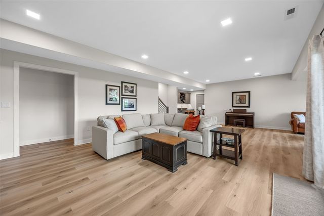 1352 Ava Cir, Iowa City, IA 52246
