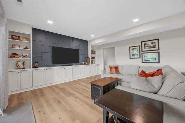 1352 Ava Cir, Iowa City, IA 52246