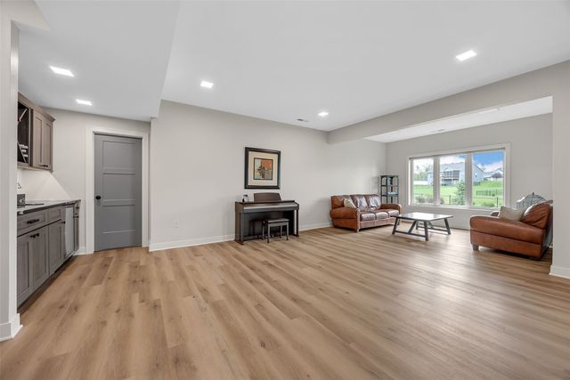 1352 Ava Cir, Iowa City, IA 52246
