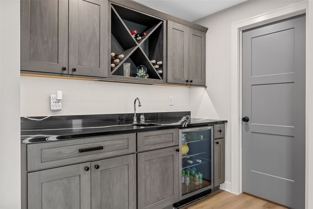 1352 Ava Cir, Iowa City, IA 52246