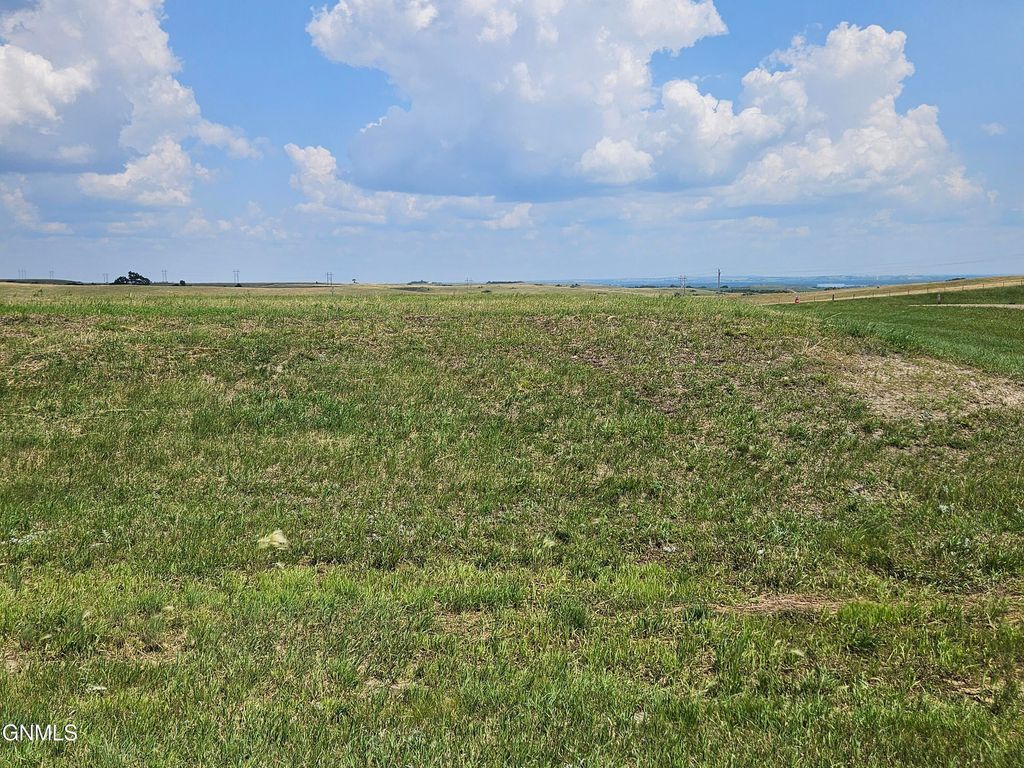 4538 Trailblazer Loop, Mandan, ND 58554 photo 2