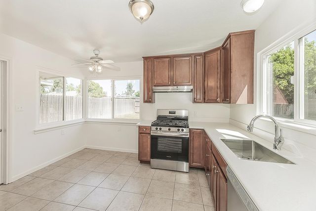 208 W Hampton Way, Fresno, CA 93705