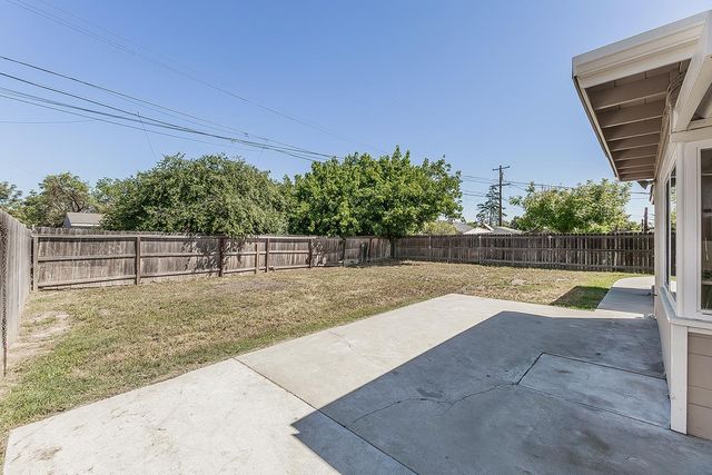 208 W Hampton Way, Fresno, CA 93705