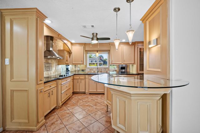 23 Winged Foot Drive, Conroe, TX 77304