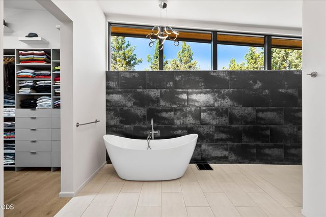 1489 NW Puccoon Court, Bend, OR 97703