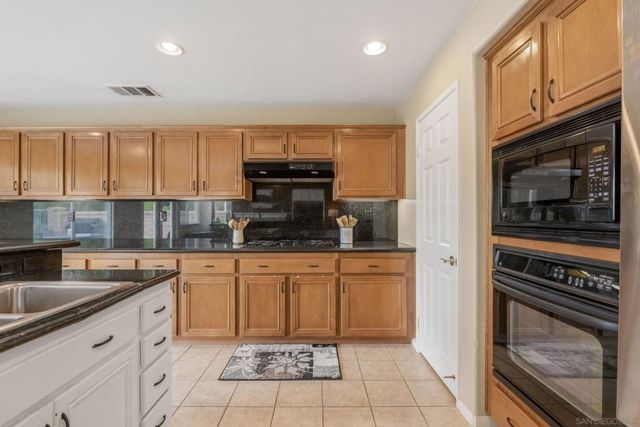 3204 Meadow Creek, Escondido, CA 92027