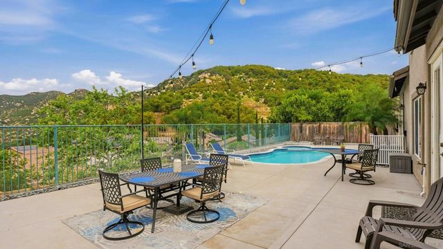 3204 Meadow Creek, Escondido, CA 92027