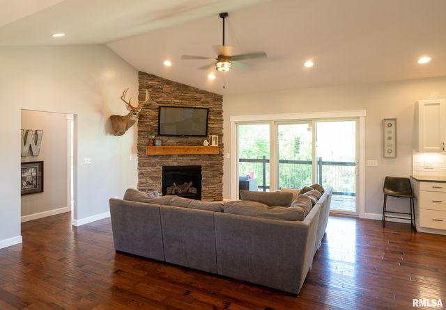 514 S Barn Hollow Drive, Athens, IL 62613