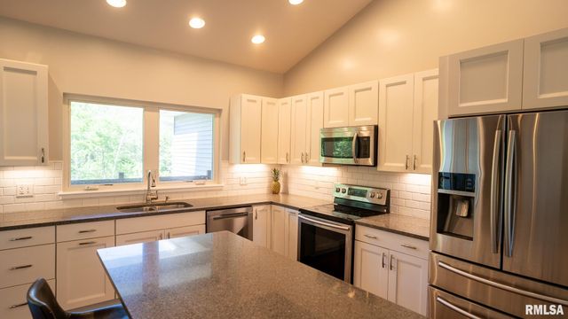 514 S Barn Hollow Drive, Athens, IL 62613