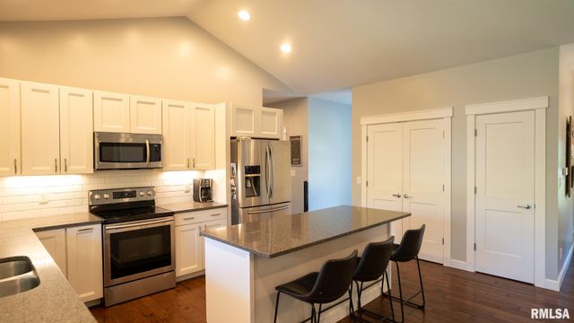 514 S Barn Hollow Drive, Athens, IL 62613