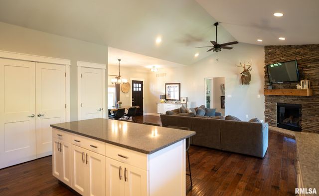 514 S Barn Hollow Drive, Athens, IL 62613
