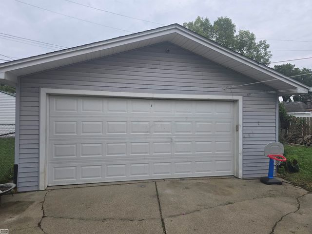 23805 Cushing Avenue, Eastpointe, MI 48026