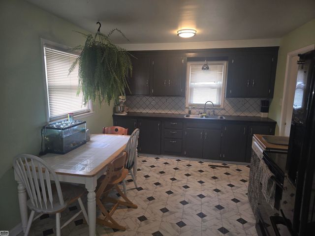 23805 Cushing Avenue, Eastpointe, MI 48026