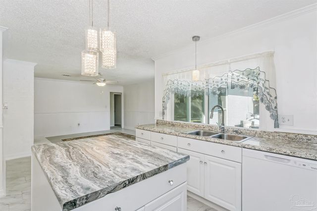 4560 Shadesview Dr, Pensacola, FL 32504