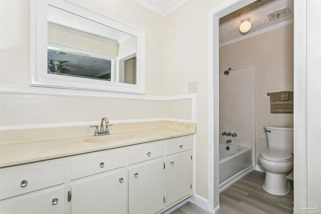 4560 Shadesview Dr, Pensacola, FL 32504