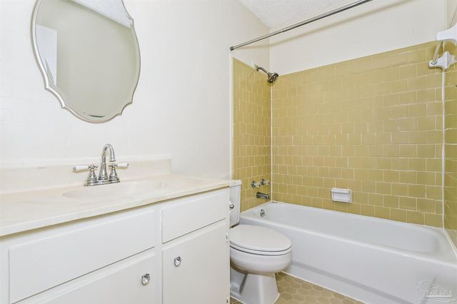 4560 Shadesview Dr, Pensacola, FL 32504