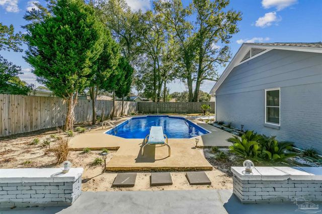 4560 Shadesview Dr, Pensacola, FL 32504