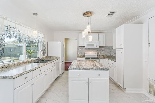 4560 Shadesview Dr, Pensacola, FL 32504