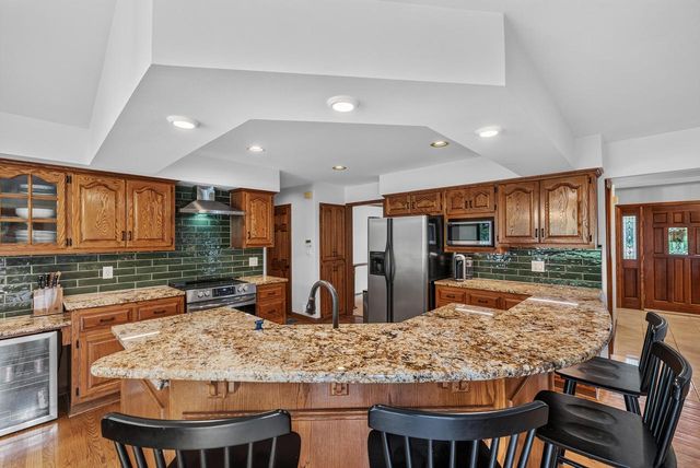 13830 W Linfield DRIVE, New Berlin, WI 53151