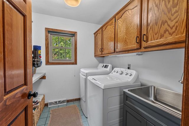 13830 W Linfield DRIVE, New Berlin, WI 53151
