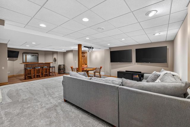13830 W Linfield DRIVE, New Berlin, WI 53151