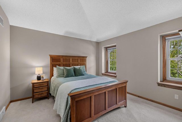 13830 W Linfield DRIVE, New Berlin, WI 53151