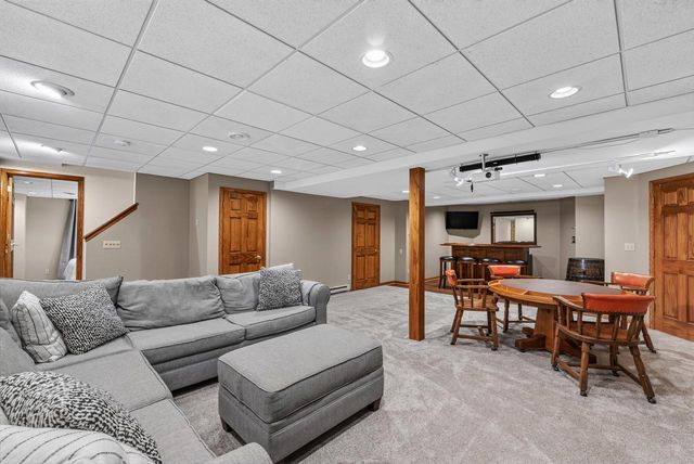 13830 W Linfield DRIVE, New Berlin, WI 53151