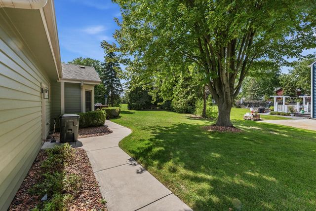 13830 W Linfield DRIVE, New Berlin, WI 53151
