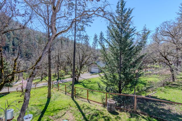 127 Lodge Road, Trail, OR 97541