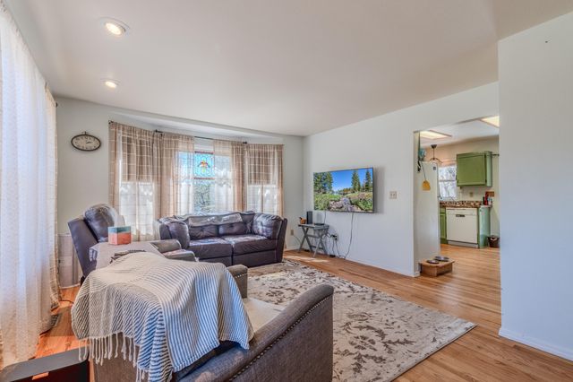 127 Lodge Road, Trail, OR 97541