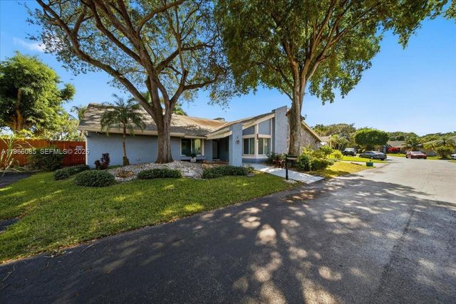 960 Bayberry Point Dr, Plantation, FL 33324