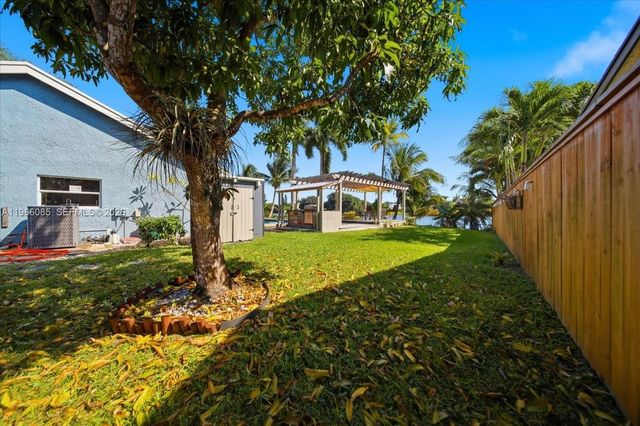 960 Bayberry Point Dr, Plantation, FL 33324