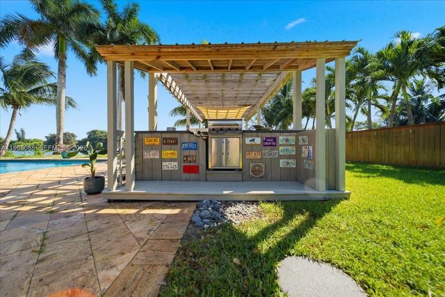 960 Bayberry Point Dr, Plantation, FL 33324