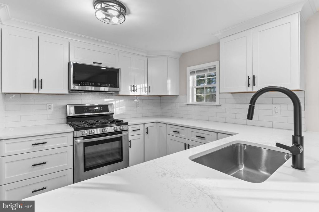 Image 13 of property listing at 1524 DOGWOOD RD, St Leonard, MD 20685