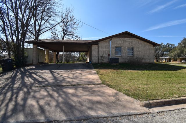 1801 S College Street, Brady, TX 76825