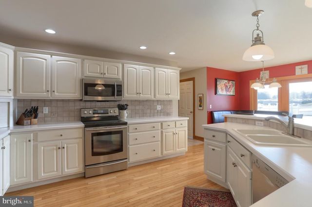 23 S ZINNS MILL RD, Quentin, PA 17083