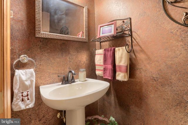 23 S ZINNS MILL RD, Quentin, PA 17083