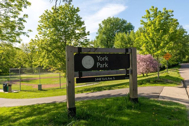 3812 W 57th Street, Edina, MN 55410