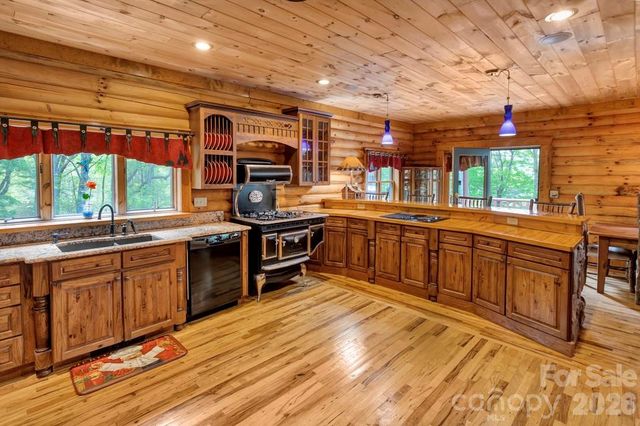 35 Falcon Crest Loop, Maggie Valley, NC 28751